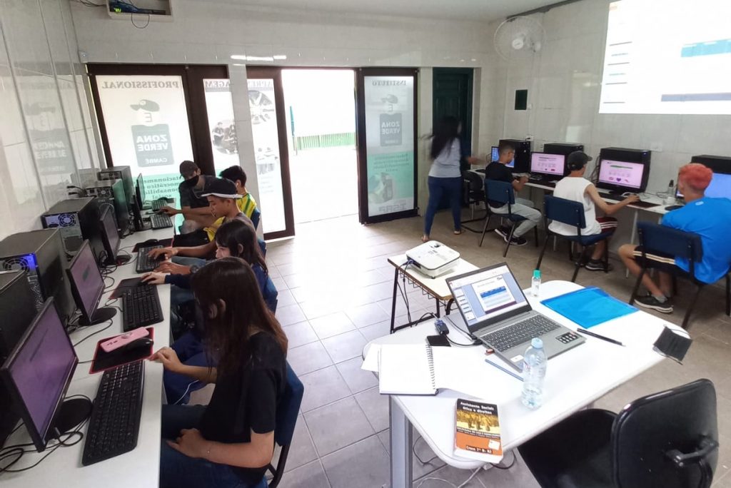 Jovens recebem capacitação em informática como contrapartida da Zona Verde
