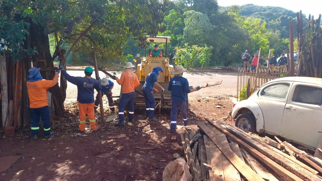 Operação retira mais de 10 caminhões de lixo em apenas uma casa em Cambé