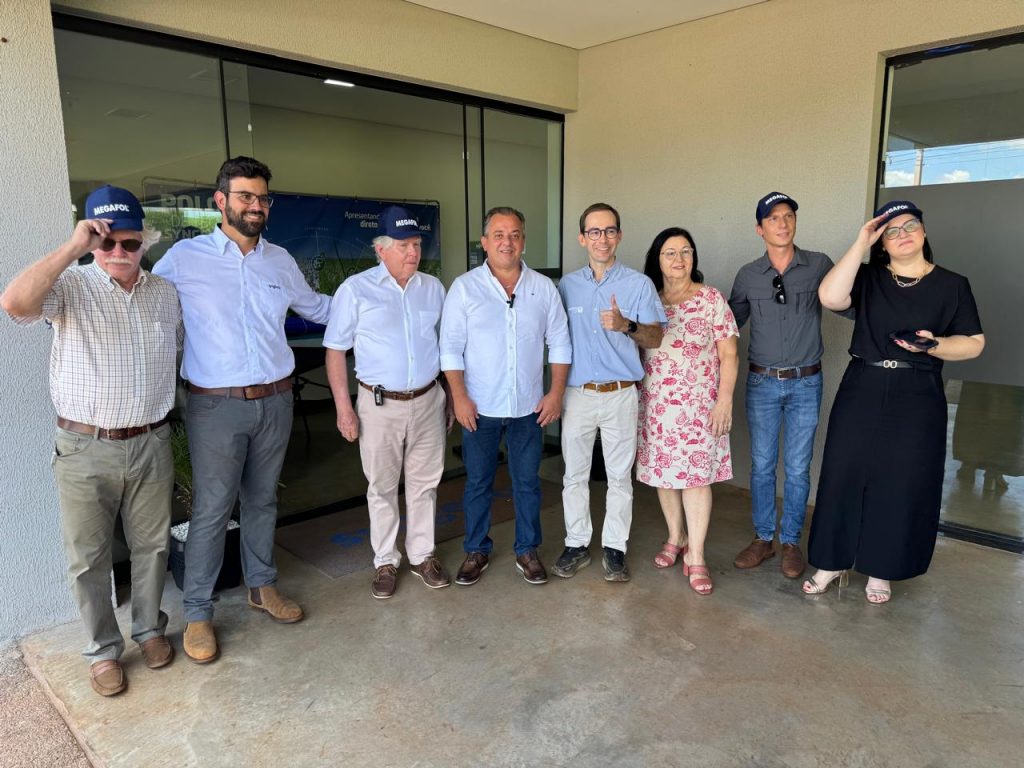 O prefeito Conrado Scheller com a diretoria da empresa durante a inauguração