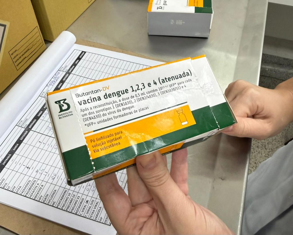 Cambé inicia vacinação contra a dengue em profissionais de saúde