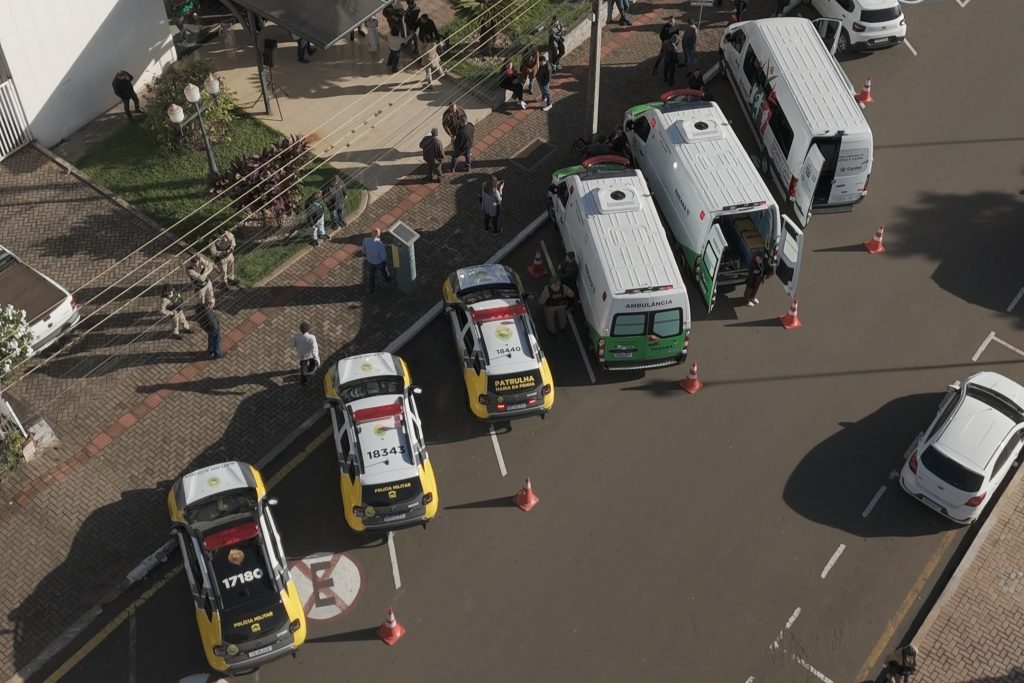 Prefeitura reforça serviços com a entrega de ambulâncias, viaturas para a PM e van para o esporte