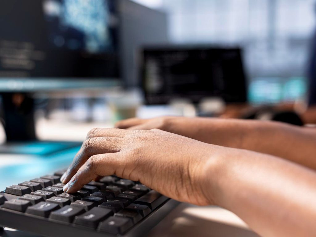 Estão abertas as inscrições para cursos de auxiliar adminstrativo e informática básica